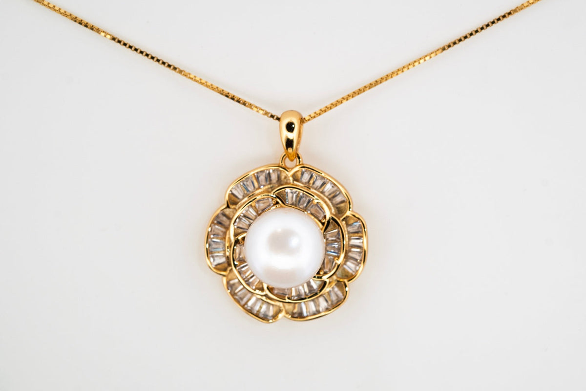 Rosette pearl necklace