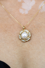 Rosette pearl necklace