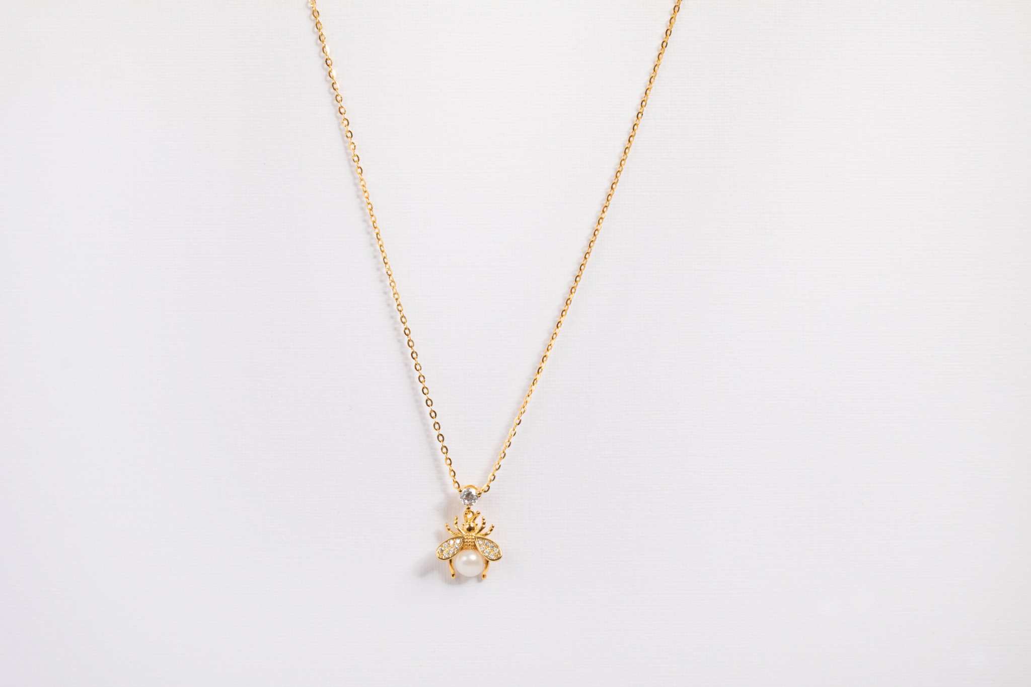 bee of the pearl garden necklace on white background