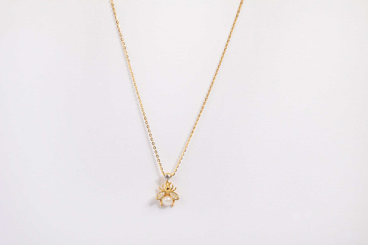 bee of the pearl garden necklace on white background