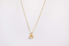 bee of the pearl garden necklace on white background