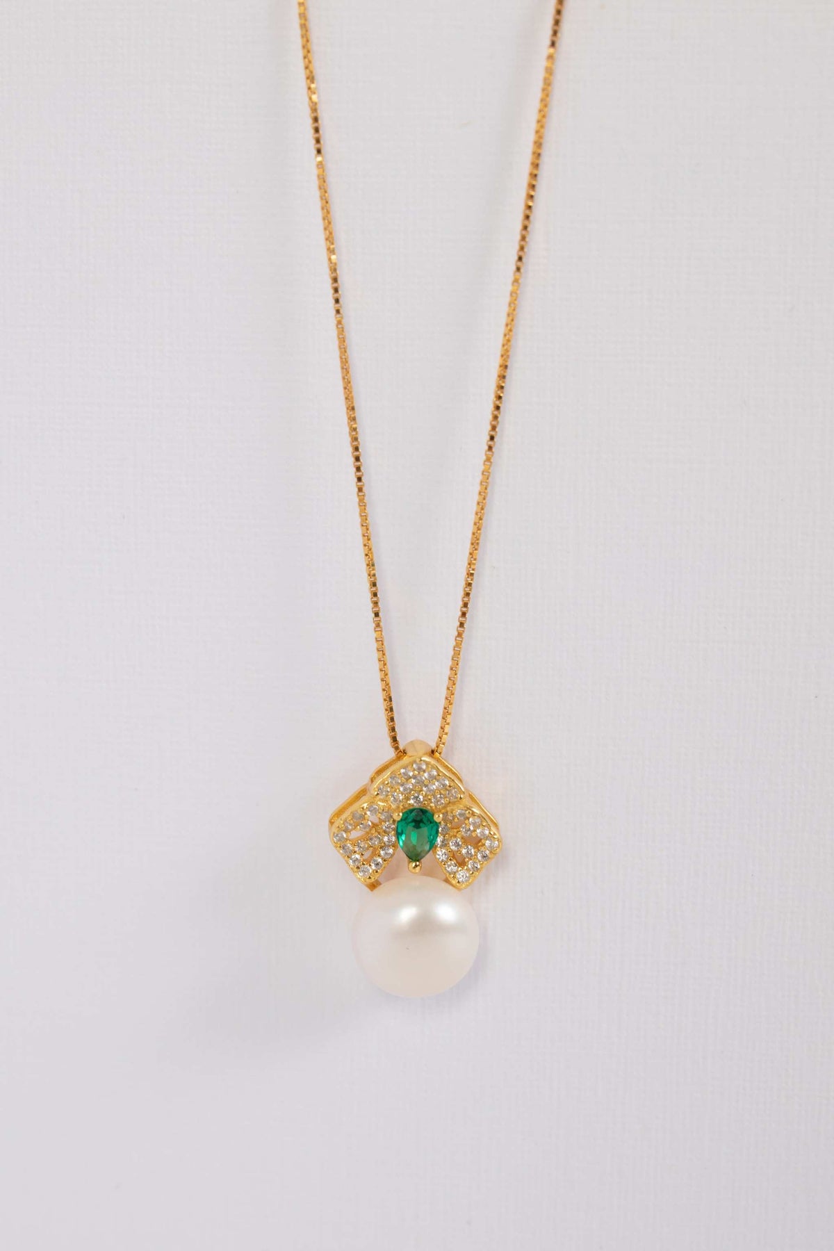 Verona Set necklace with 7–8 mm freshwater pearls and green emerald stone set in 18K gold plated sterling silver