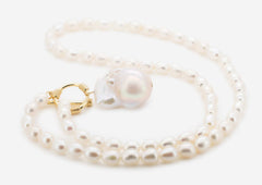 La Perla Blanca 
Baroque Pearl Necklace