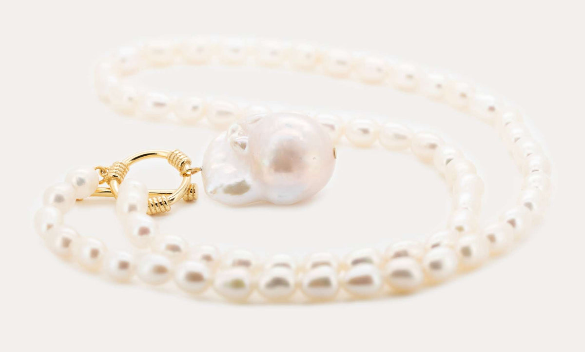 La Perla Blanca 
Baroque Pearl Necklace