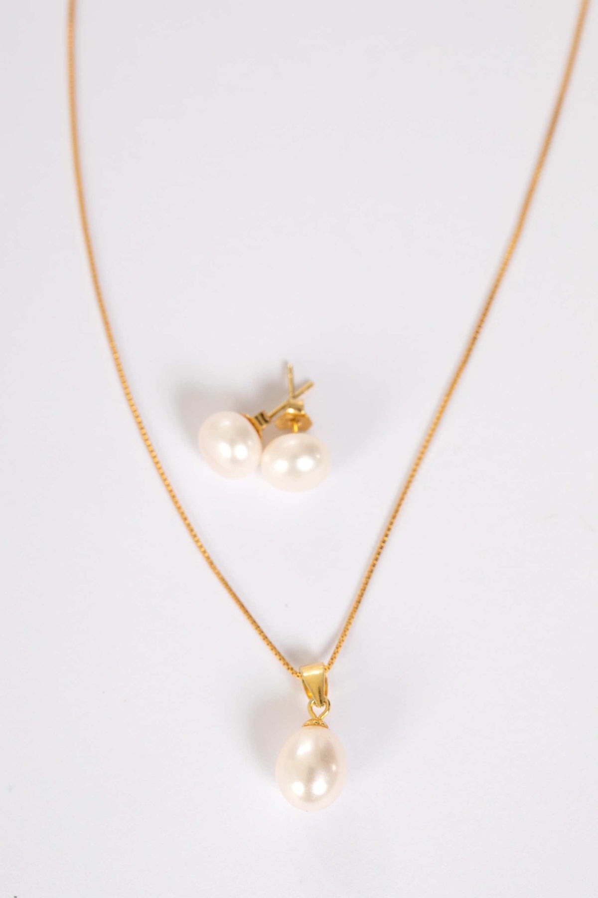 Majestic Lily jewelry set with 7–8 mm freshwater pearl drop and gold plated sterling silver lily pendant