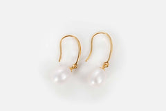 Droplet Chic earrings with 8–9 mm freshwater pearls and 18K gold plating