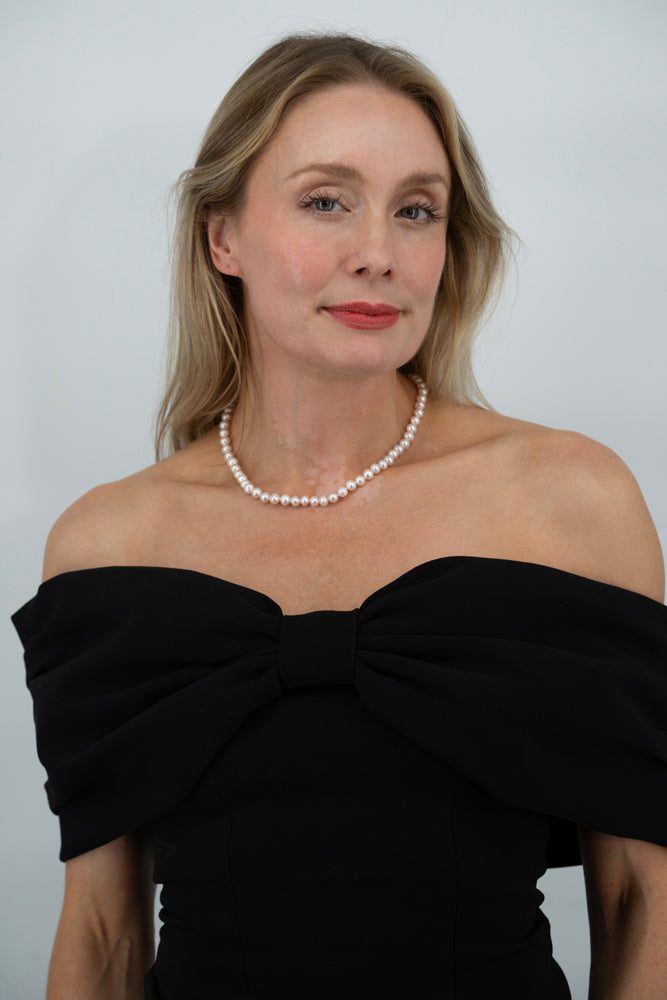 Woman wearing the La Perla Royale Pearl Necklace – luxury AAA freshwater pearl jewelry