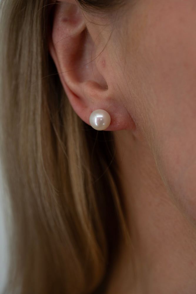 Timeless pearl stud earrings with 18K gold in Moonlight Serenade collection