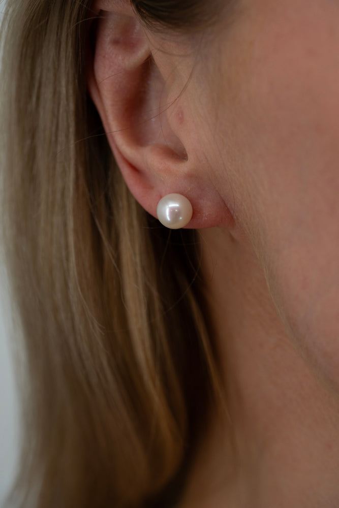 Timeless pearl stud earrings with 18K gold in Moonlight Serenade collection