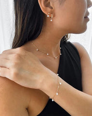 Woman wearing the Luna Perle Choker featuring natural freshwater pearls and gold plated chain