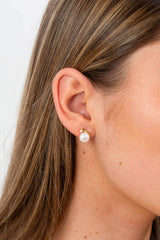 model wearing lumiere pearl necklace