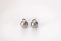 silver tone pearl stud earrings pair